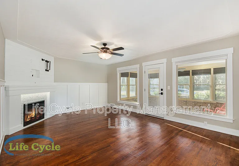 1055 Lake Michigan Dr NW — Photo 3