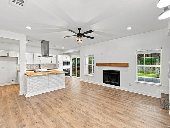 2nd image of 374 CYPRESSWAY DR