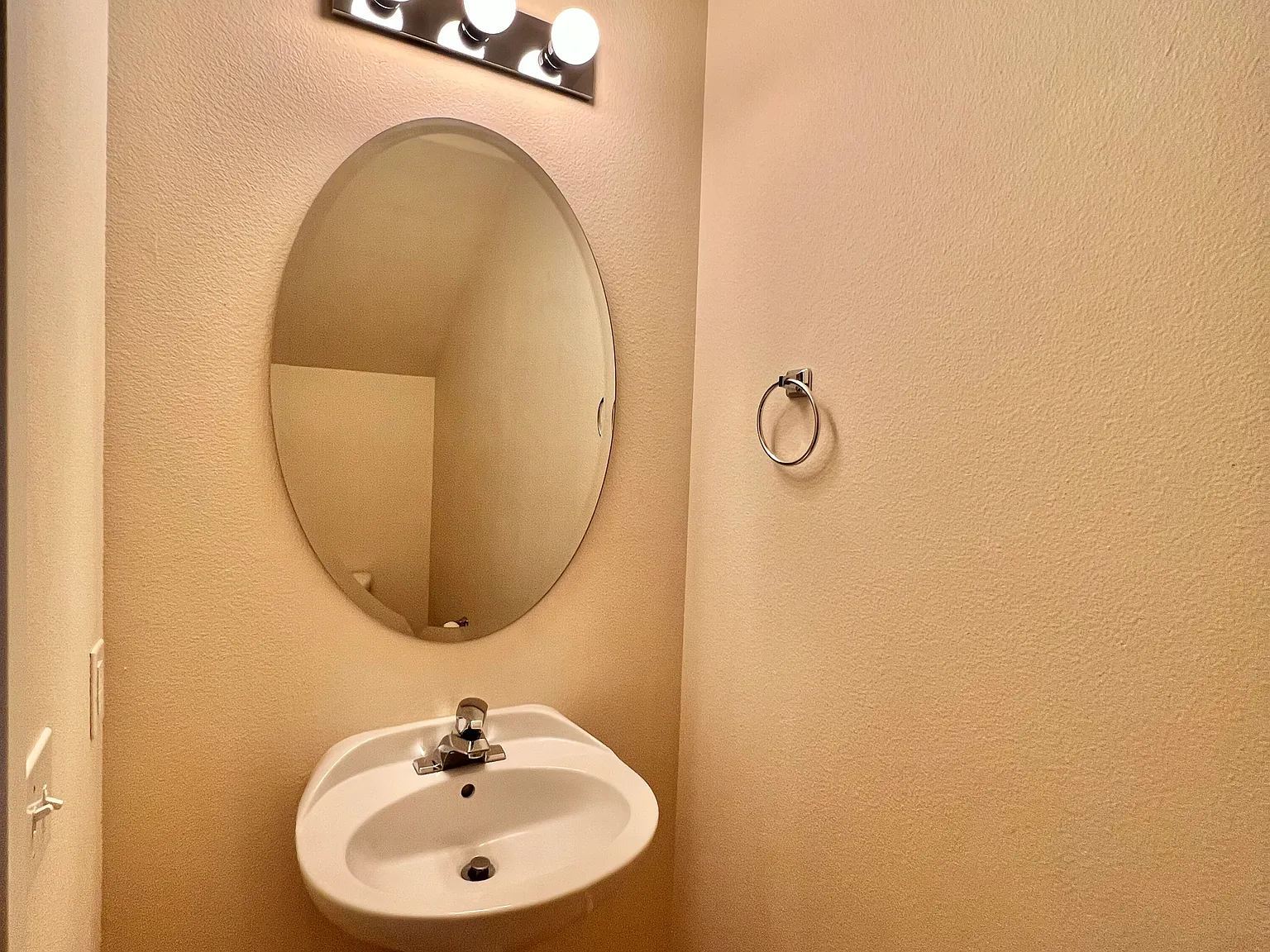 Darling End-Unit Town Home in NW Bend! — Photo 4