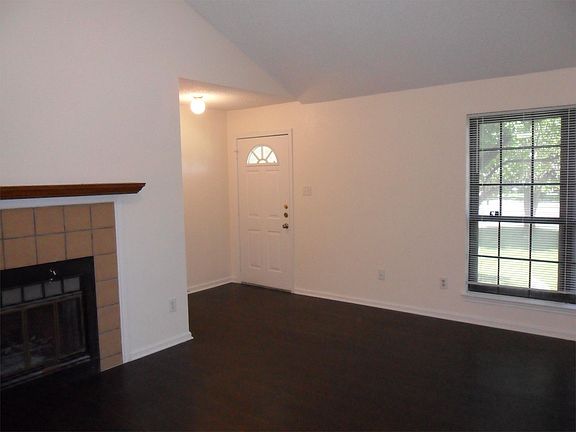 5th image of 1104 Larkins Ln