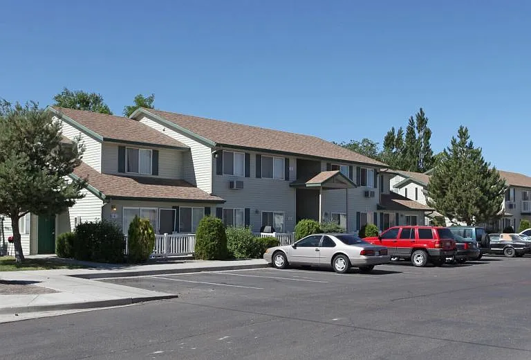 340 Lois St — Photo 1