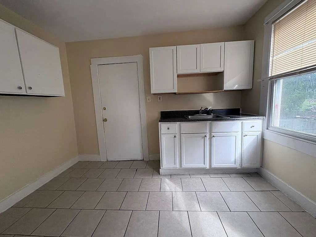 3 bed, $1,625 — Photo 2
