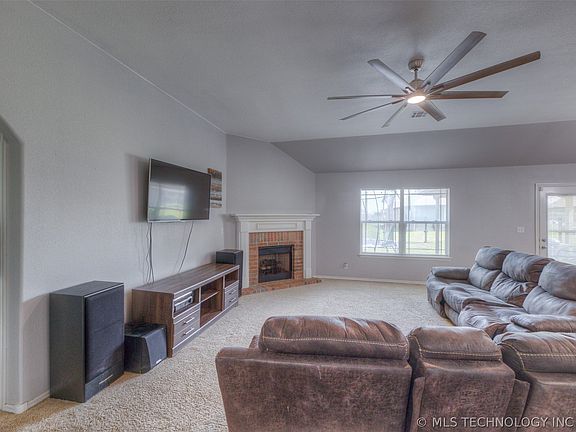 3rd image of 3318 E Fairmont Pl