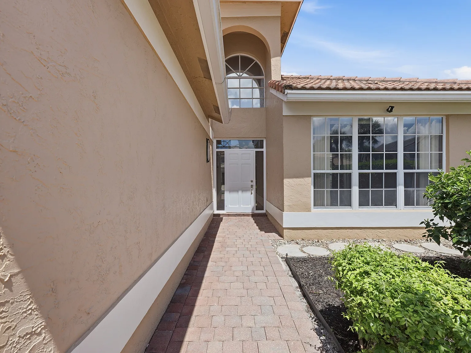 4 bed, 2.5 bath, 2330 sqft, $4,600 — Photo 3