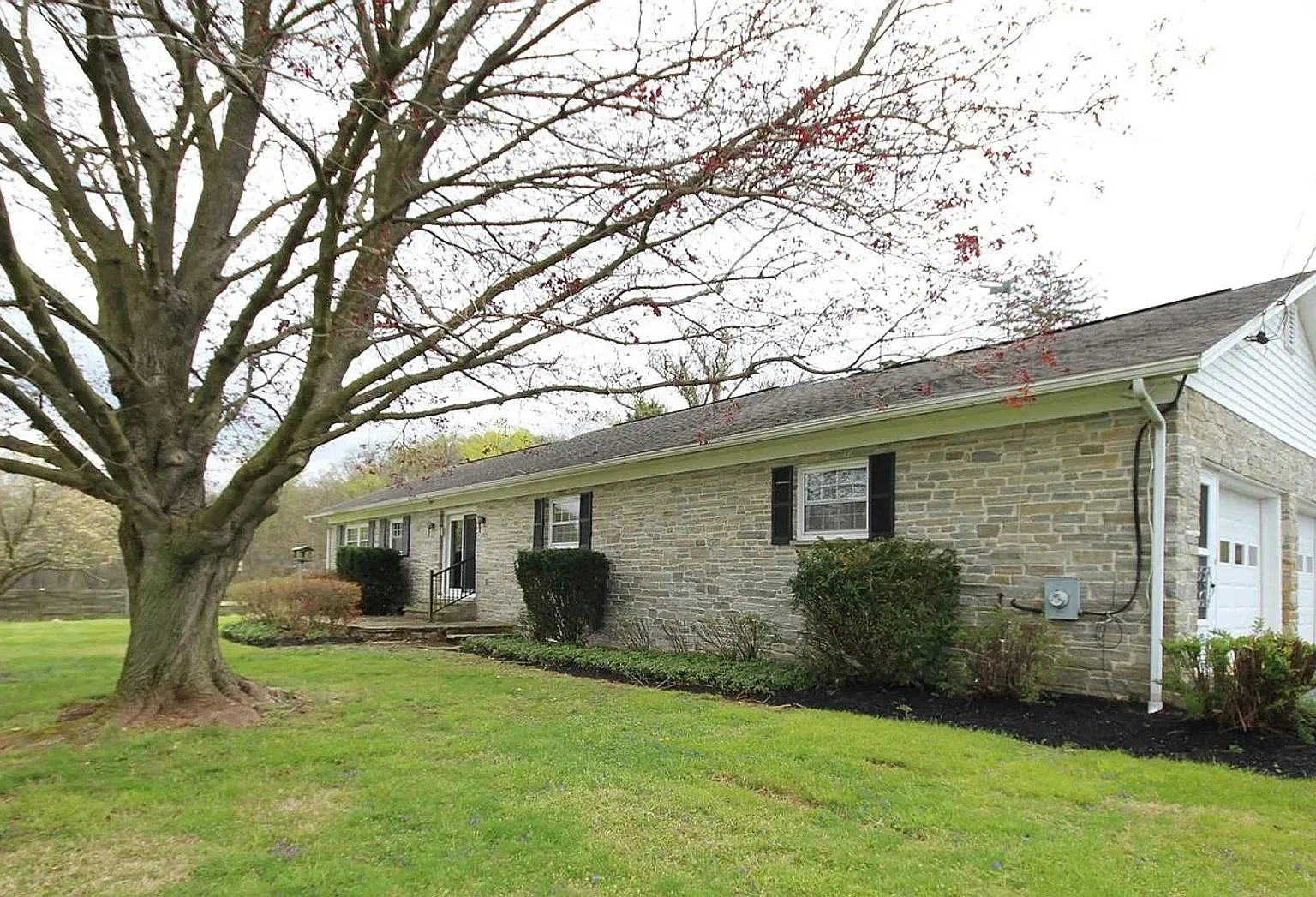 Charming 3-Bedroom Home with Country Feel & Spacious Yard — Photo 2