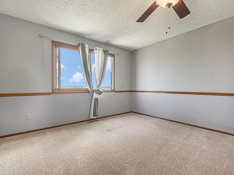 930 Point Of The Pines Dr — Photo 17