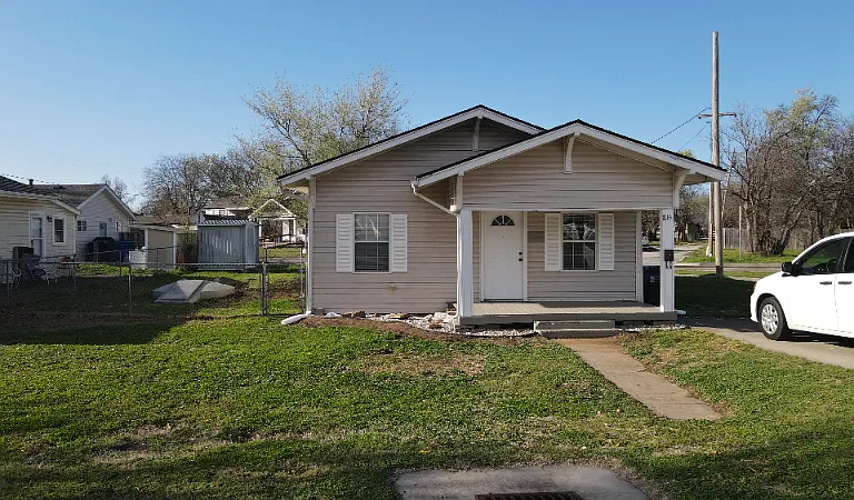 815 E Main St — Photo 2