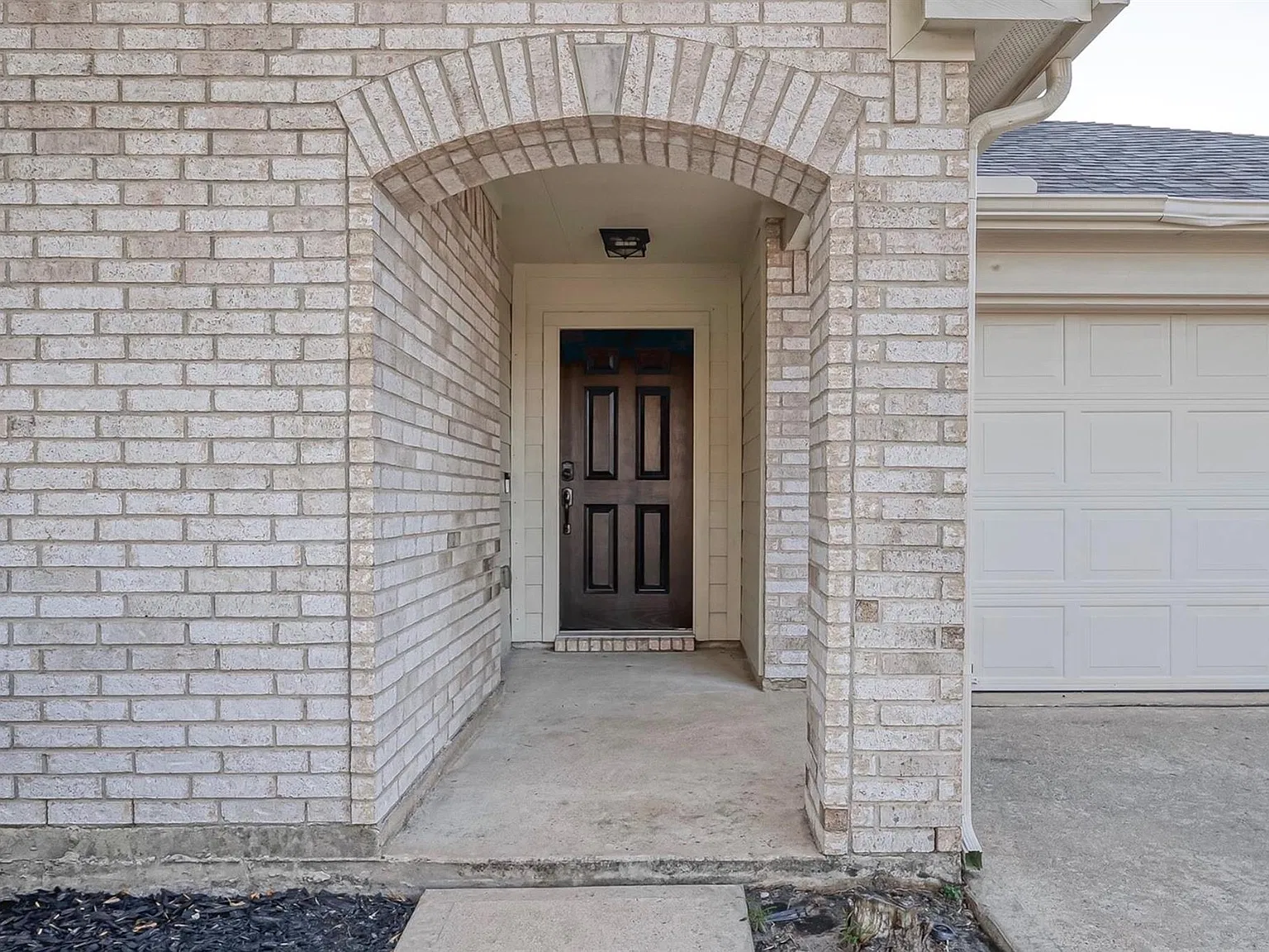 3 bed, 2.0 bath, 1907 sqft, $2,350 — Photo 3