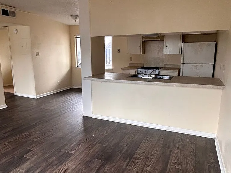 2408 Longview St — Photo 3