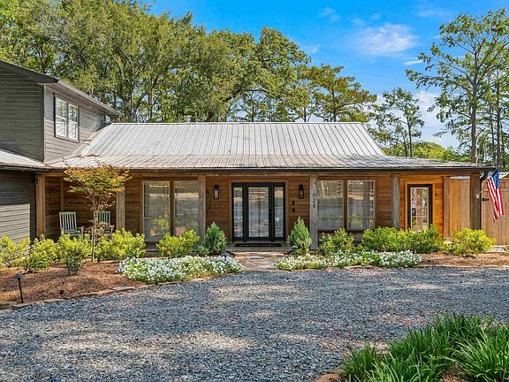 3rd image of 834 Cypress Dr