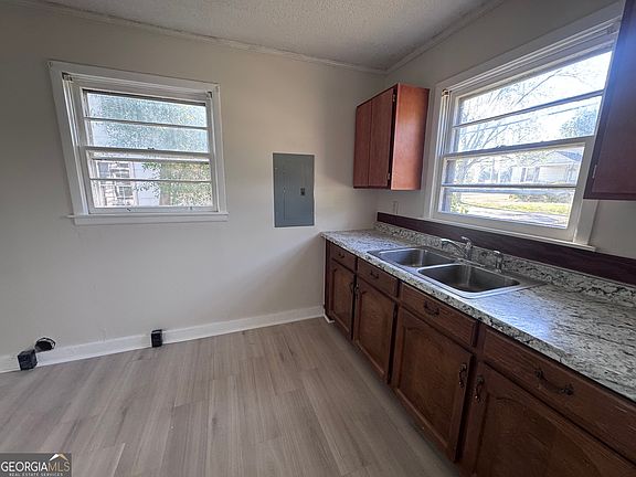 4th image of 803 Woodland St