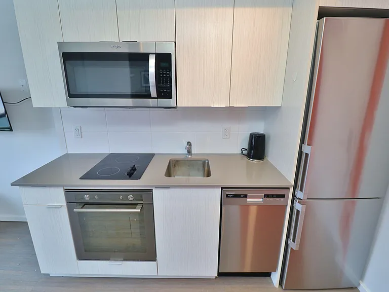 105 Champagne Ave S — Photo 56