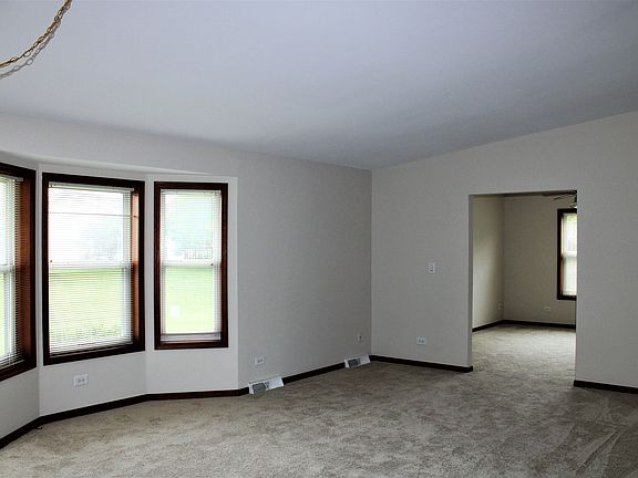 3rd image of 909 Shetland Ct