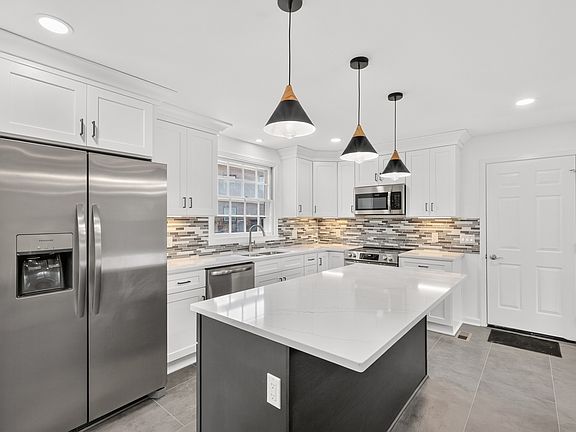 3rd image of 4913 Olivia Dr