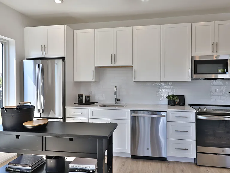 231 W Johnson Street — Photo 11