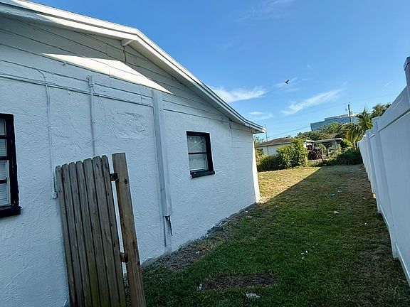 3rd image of 4210 W La Salle St