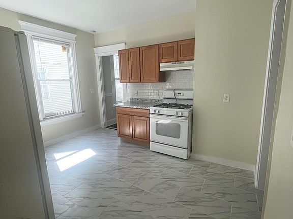 3rd image of 879 Elm St Floor 1