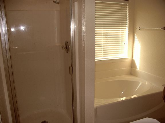 4th image of 1528 Lakeshore Dr