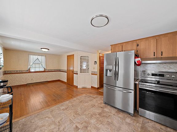 3rd image of 36 Concord St