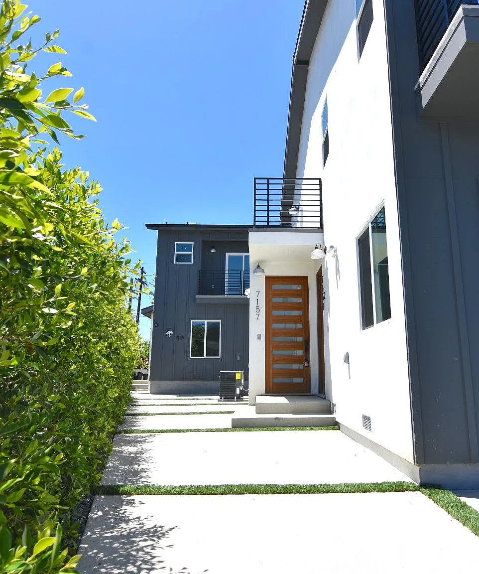 7157 S La Cienega Blvd — Photo 2