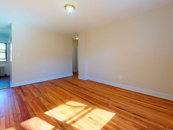2nd image of 20-18 Crescent St APT 2B