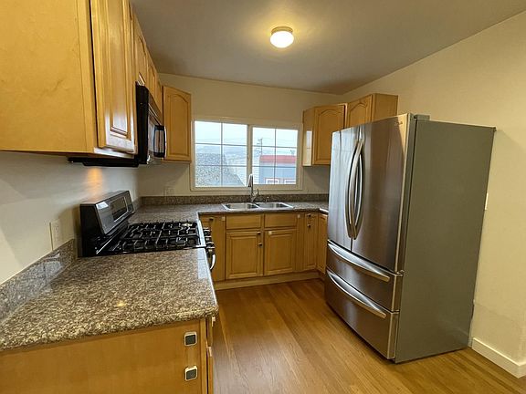4th image of 978 Capitol Ave