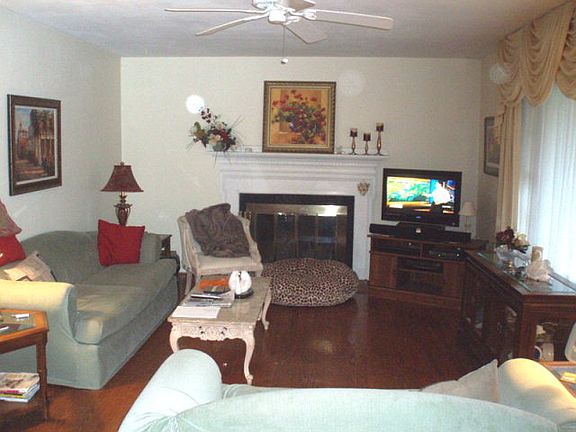 3rd image of 735 Hillcrest Dr