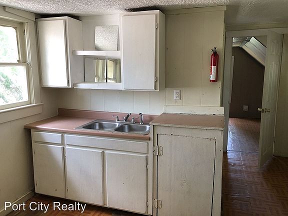 2nd image of 2749 Darien St #B