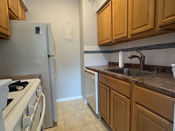 5th image of 390 Maryland Ave APT 3B