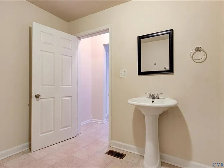 5 N Oak Ave — Photo 8