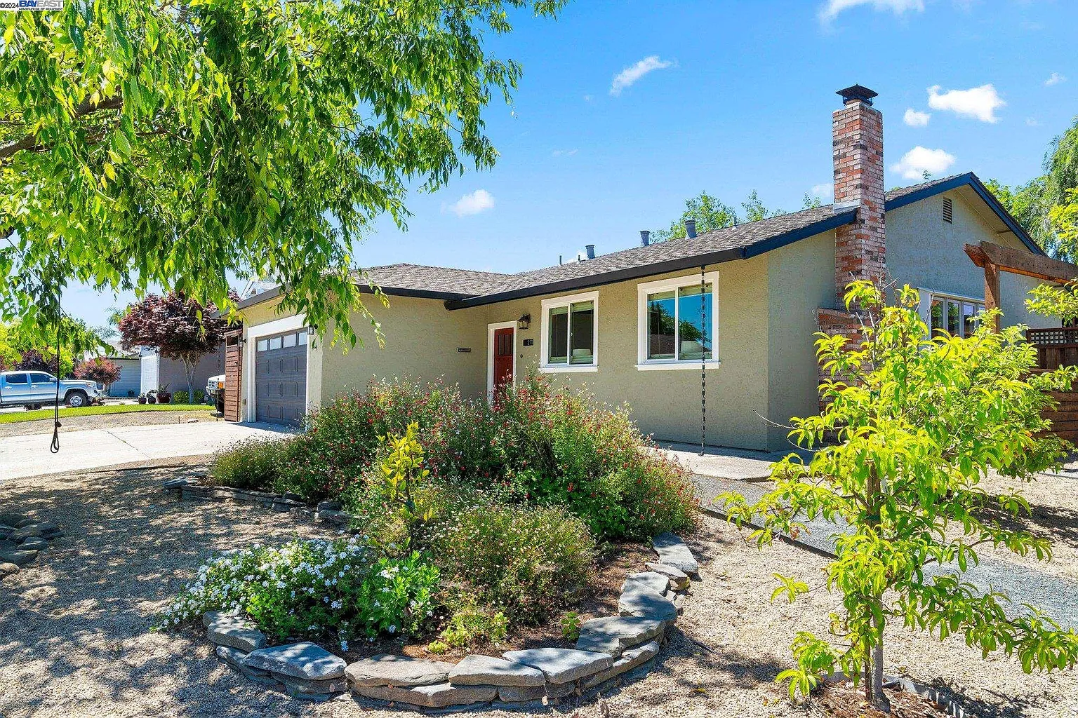 211 Elvira St photo 1
