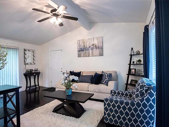3rd image of 1570 Balmoral Dr