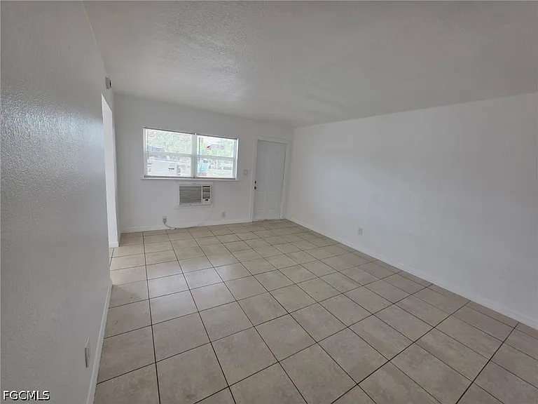 2452 Stella St #105 — Photo 6