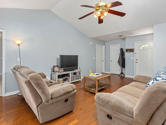 4th image of 713 Pine Haven Cir