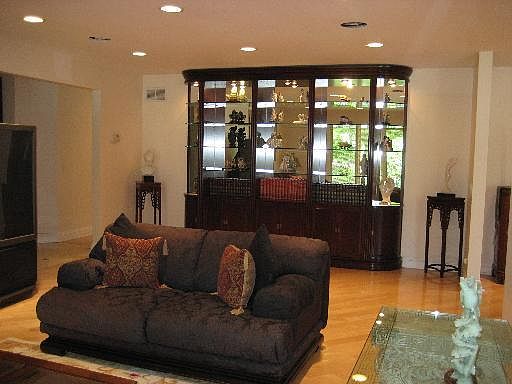 3rd image of 6600 N Sauganash Ave