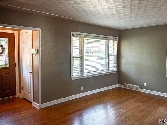 4th image of 110 Eaton Ave