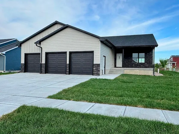 3009 Frahm Ln, Hastings, NE 68901