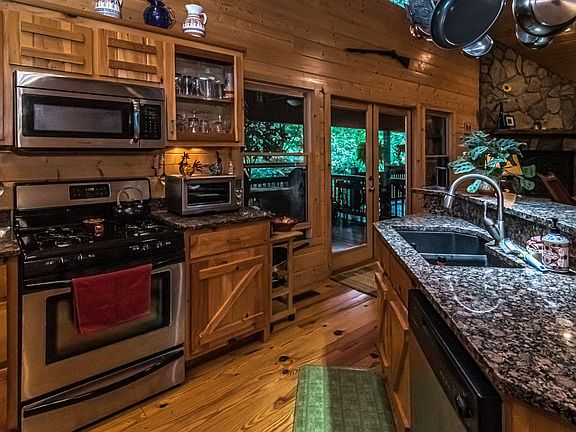 Image 4: granite counters in kitchen