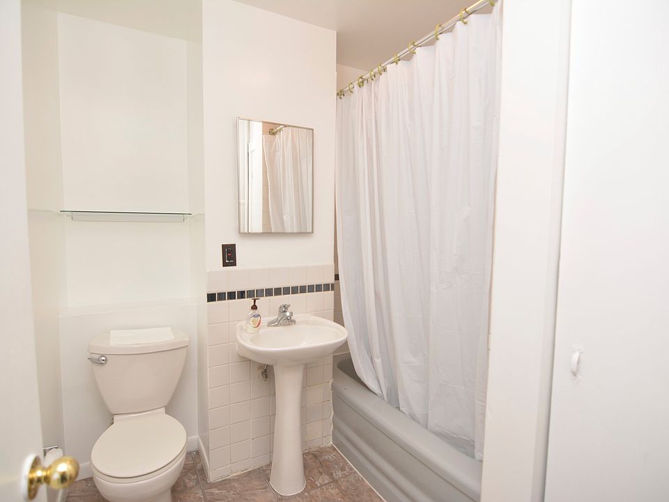 1st image of 1828 N Wood St #2