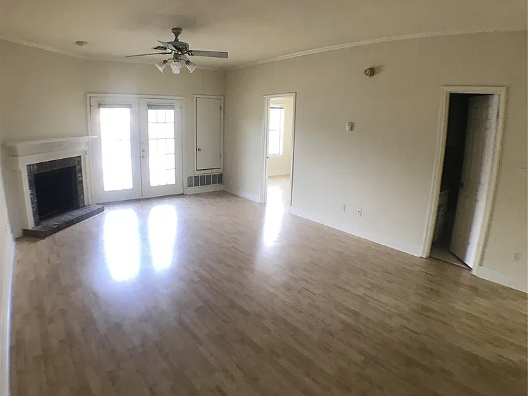 2100 San Gabriel St #302 — Photo 5