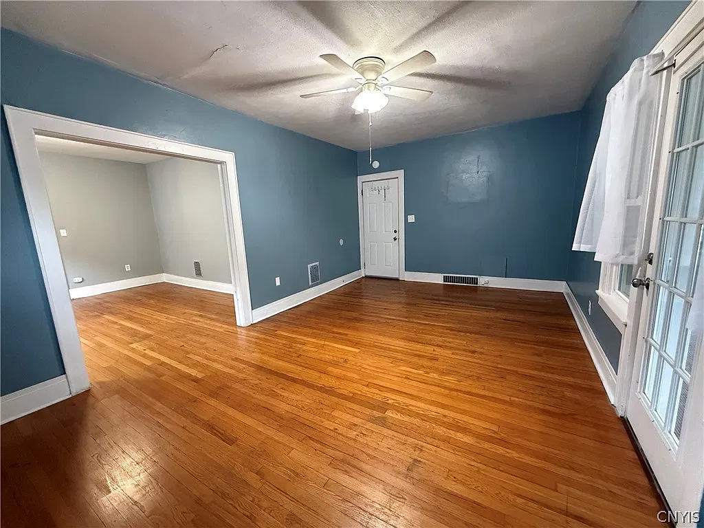 2 bed, 1.0 bath, 936 sqft, $1,300 — Photo 3