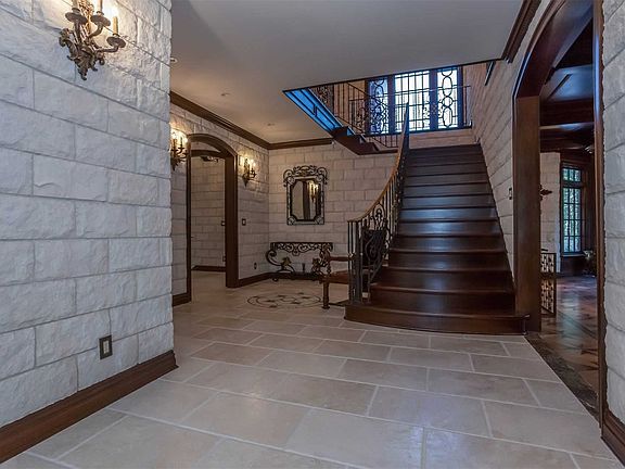 3rd image of 369 Carpenter Ave