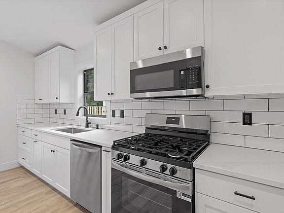 3rd image of 313 SE Oar Ave