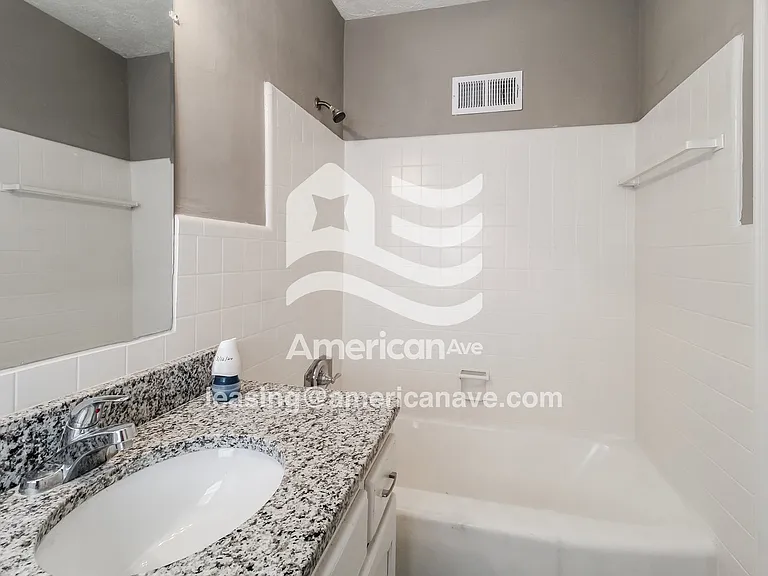 1539802_010_main_bathroom_13635476.jpg