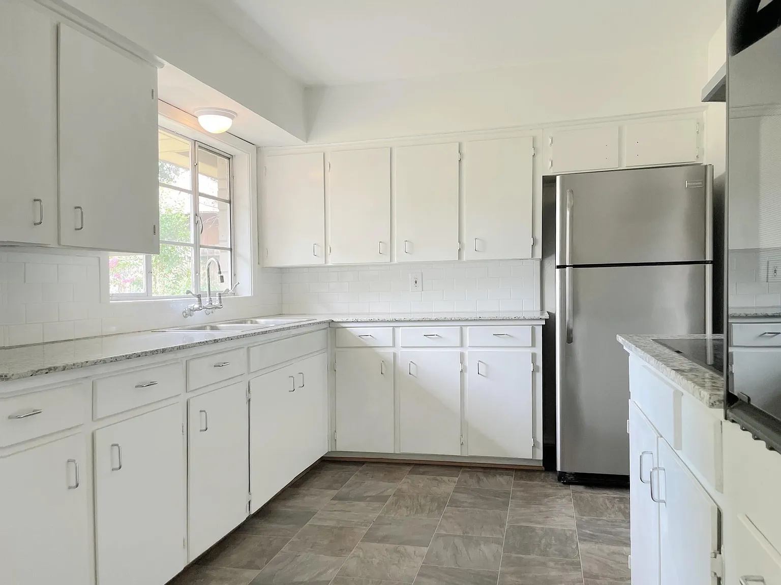 3 bed, 1.0 bath, 1139 sqft, $2,400 — Photo 3