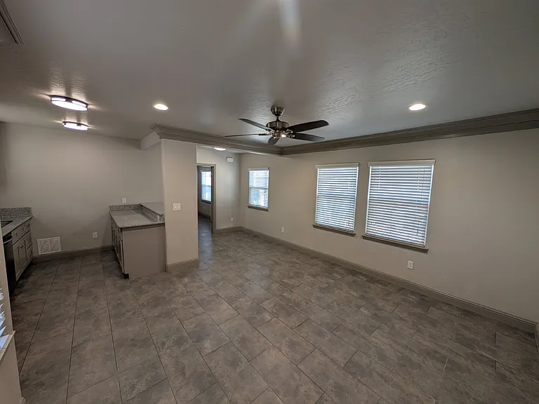 935 E Divisadero St — Photo 1