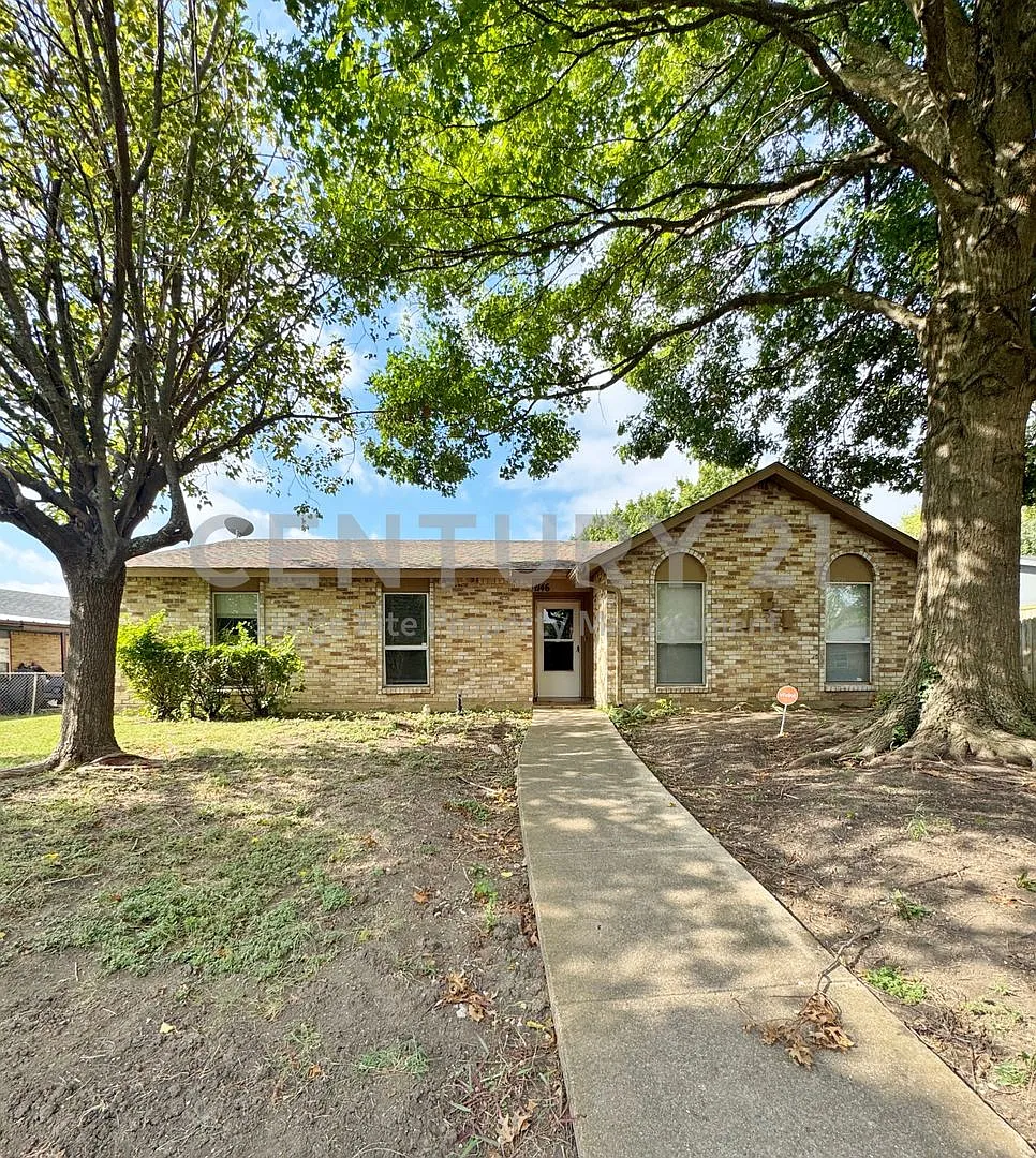 Beautiful 3/2/2 in Lancaster Ready for Move-In! — Photo 1