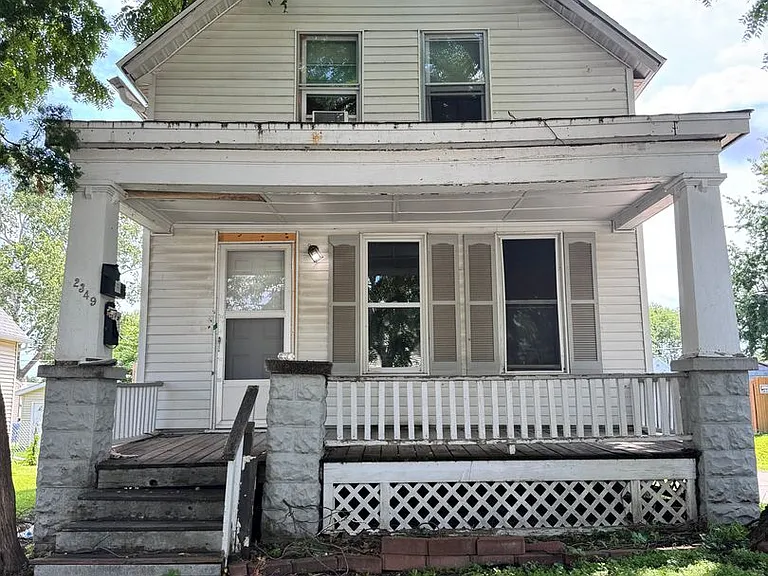 2349 W 2nd St — Photo 1