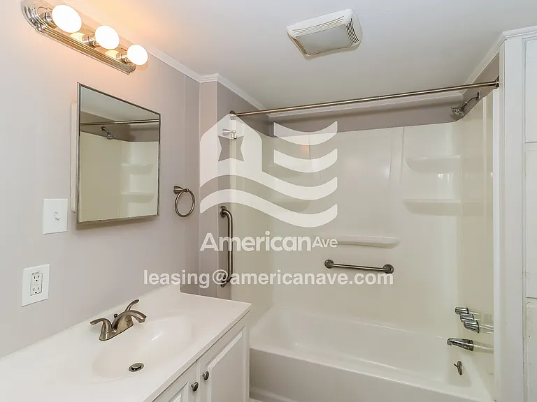 18903_012_wm_-_bathroom_13493630.jpg