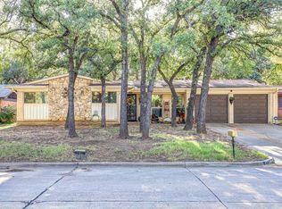 24 Regents Park Dr, Bedford, TX 76022
